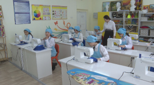 Ақмола облысы Макинск қаласындағы оқушылар мектеп формасын өздері тігеді