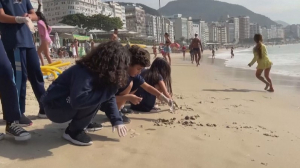 Уроки для школьников на пляже проводят в Рио-де-Жанейро