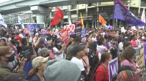 Сотни женщин вышли на марш протеста в Маниле