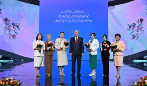 Глава государства наградил победительниц конкурса «Ару-Ана»