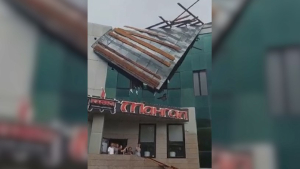 Два человека пострадали из-за обрушения кровли здания в Павлодаре