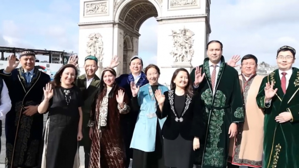 Казахстанцы в Париже устроили дефиле национальной одежды