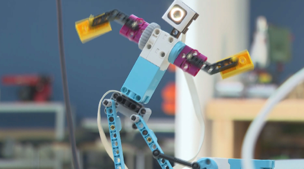 Танцующего «Қара жорға» робота создала школьница из Кентау