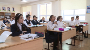 В школах Казахстана ограничат использование смартфонов