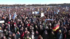 Десятки тысяч людей вышли на антиправительственные протесты в Мюнхене