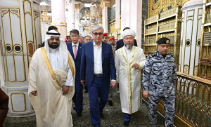 Глава государства посетил мечеть Пророка Мухаммеда