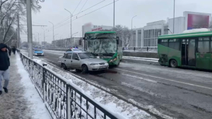 Алматыда үш автобус соқтығысты