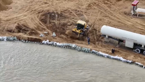 Спасатели продолжают укреплять плотины в Кызылкогинском районе