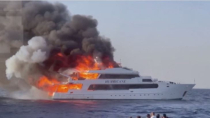 Туристы пропали после пожара на яхте в Красном море