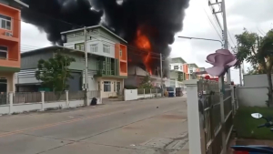 Крупный пожар вспыхнул на заводе в Таиланде