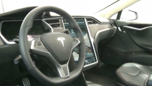 Tesla снижает цены на электрокары из-за падения продаж