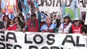 Массовые протесты против бедности прошли в Аргентине
