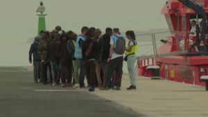 Испания пытается справиться с потоком нелегальных мигрантов