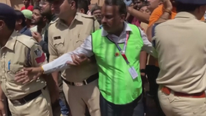 35 человек погибли при обрушении пола в храме в Индии