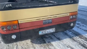Өзбекстан азаматтары мінген автобус қар құрсауынан шығарылды