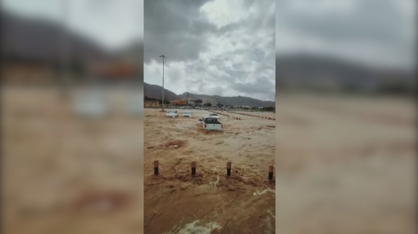 Несколько городов Омана накрыло наводнение
