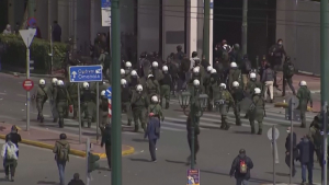 Столкновения демонстрантов с полицией произошли в Афинах