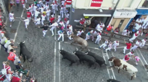 Четыре человека пострадали на традиционном забеге с быками в Испании