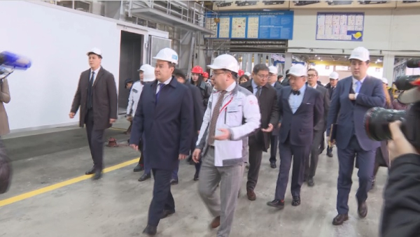 Премьер посетил крупные промышленные предприятия в Алматы