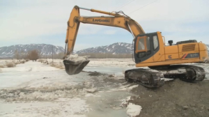 Угрозу подтопления села устраняют в Восточном Казахстане