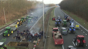 Около 40 тракторов заблокировали автомобильное шоссе в пригороде Брюсселя