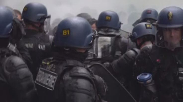 Протестующие в Париже закидали полицейских «коктейлями Молотова»