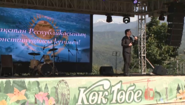 Звезды казахстанской эстрады поздравили алматинцев