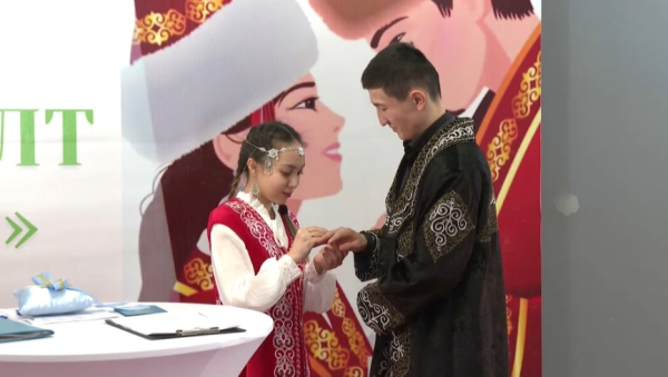 Молодые пары заключили узы брака в День шанырака