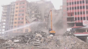 Дома восстанавливают после землетрясения в Турции