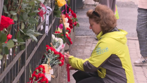 Казахстанцы несут цветы к консульству России в Алматы