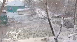 Зимние паводки: река затопила частный сектор в Риддере
