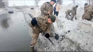 Военнослужащих ВКО привлекли к отводу паводковых вод