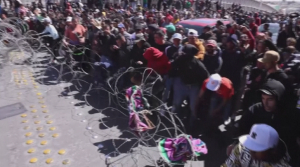 Сотни мигрантов пытались прорваться через границу США и Мексики