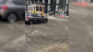 Дожди превратили улицы Лиссабона в реки