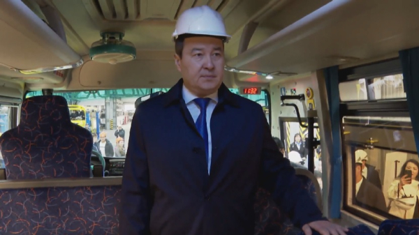 А.Смаилову показали производство школьных автобусов в Алматы
