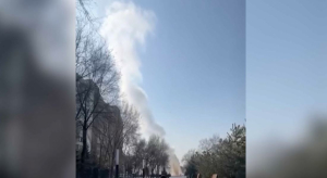 Мощный фонтан горячей воды забил из-под земли в Алматы