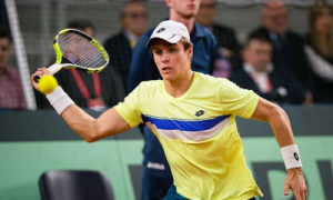 Казахстанский теннисист пробился в четвертьфинал турнира в Турции