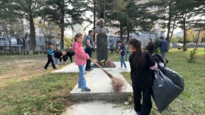 Представители казахской диаспоры провели субботник возле памятника Абая в Тбилиси