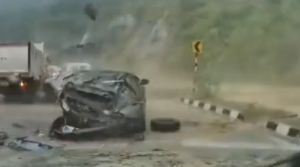 Огромный камень раздавил два автомобиля в Индии