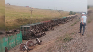 Грузовые вагоны сошли с рельсов в Шымкенте