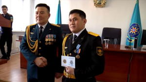 Военнослужащего из Жетісу наградили медалью «За отвагу на пожаре»
