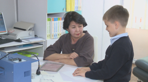 Незрячие дети в Казахстане вынуждены учиться без учебников