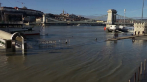 Река Дунай вышла из берегов и затопила набережную в Будапеште