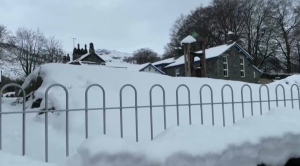 200 машин остались в сугробах из-за снегопада в Великобритании