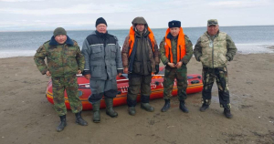 Оставшихся на льдине рыбаков спасли в ВКО