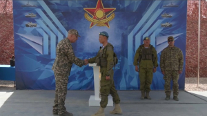 Министр обороны наградил военнослужащих на учениях «Батыл тойтарыс-2023»
