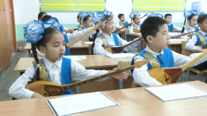 Уроки игры на домбре ввели в школе в Жезказгане