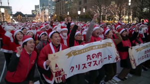 Около 300 Санта-Клаусов вышли на улицы делового района Токио