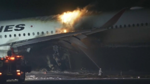 Самолет с почти 400 пассажирами загорелся при посадке