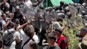 Протесты в Аргентине переросли в столкновения с полицией